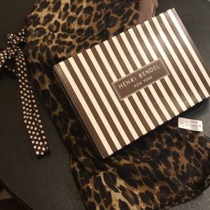 NEW Henri Bendel scarf